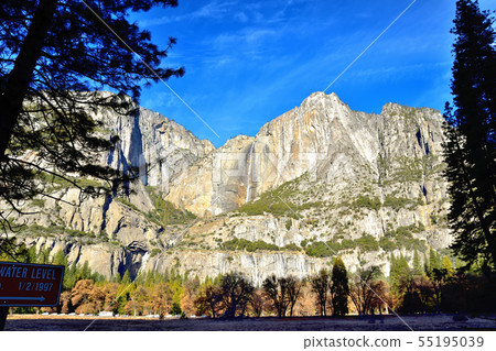 Yosemite Falls, the world's fifth tallest in the world 55195039