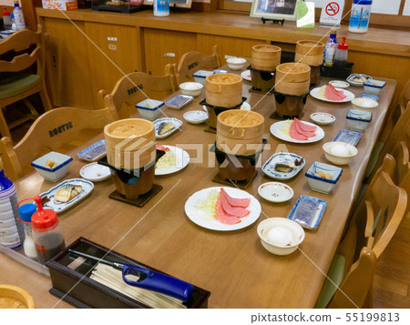 在滑雪小屋享用早餐 55199813