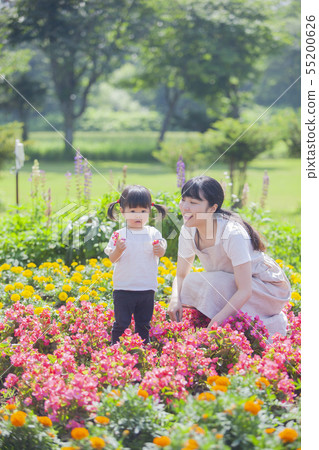 Gardening in parent and child 55200626