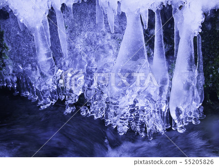 這是一個凍結飛濺,冬季溪流和自然造型的地方。廣島 這是一個凍結飛濺,冬季溪流和自然造型的地方。廣島 55205826