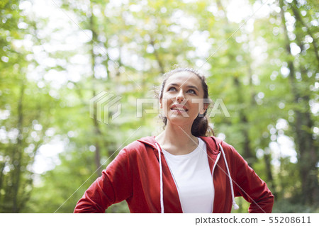 Young woman exercising in the park 55208611