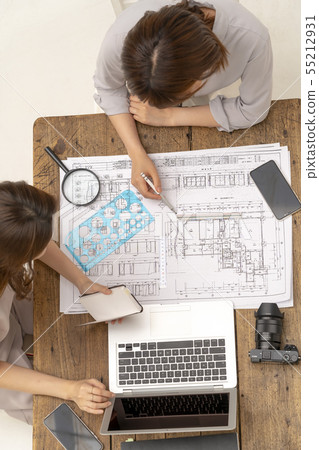A first-class architect / woman construction supervisor at a design office who checks the drawing layout and gives instructions on finishing at a site office for renovation work 55212931