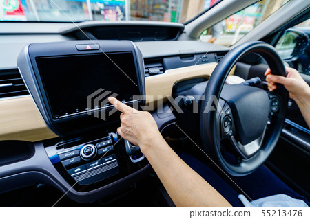 [Safe driving image] Female driver (body parts) to operate the car navigation system while stopping 55213476