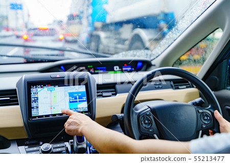 [Safe driving image] Female driver (body parts) to operate the car navigation system while stopping 55213477