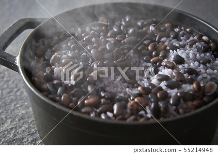 黑豆煮熟的米飯 黑豆煮熟的米飯 55214948