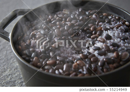 黑豆煮熟的米飯 黑豆煮熟的米飯 55214949