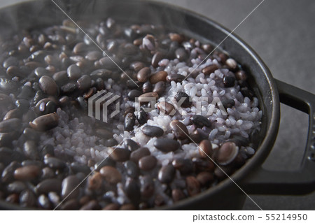 黑豆煮熟的米飯 黑豆煮熟的米飯 55214950