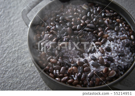 黑豆煮熟的米飯 55214951