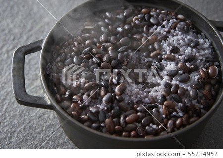 黑豆煮熟的米飯 黑豆煮熟的米飯 55214952