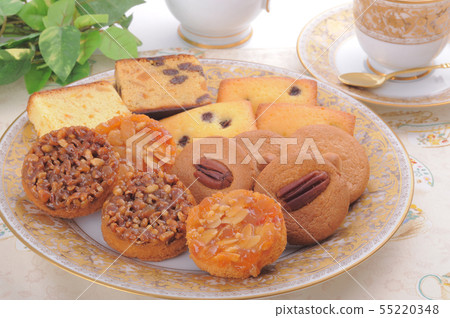 被分類的被烘烤的甜點茶時間 55220348