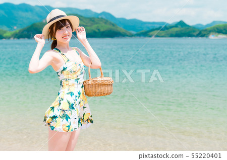 在海灘上的年輕女子 55220401