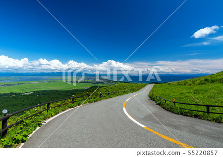 [Akita Prefecture Oga Peninsula] Paddy fields and the Sea of Japan in the Hachirogata Reclaimed Land seen from the Oga Peninsula Kanfuzan 55220857