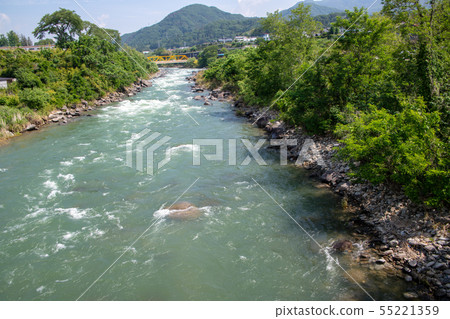 從Wataru橋的群馬河群馬縣Minakami鎮景觀的風景 從Wataru橋的群馬河群馬縣Minakami鎮景觀的風景 55221359