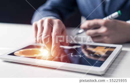 Businessman analysis trading diagram at tablet Businessman analysis trading diagram at tablet 55225935