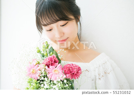 Young woman and flower 55231032