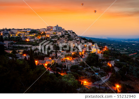 View of the medieval town of Gordes at dusk 55232940