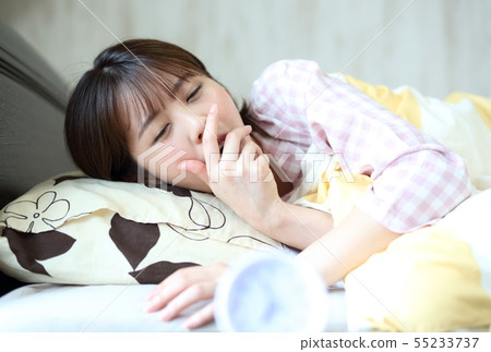 Image of a woman who gets up in the morning 55233737