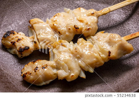 烤雞肉串（用鹽烤）。 55234638