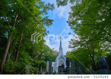 Mount Takao Stupa包裹在東京八王子市的新鮮綠葉中 55235243