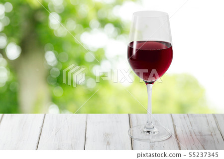 紅葡萄酒和森林背景 紅葡萄酒和森林背景 55237345