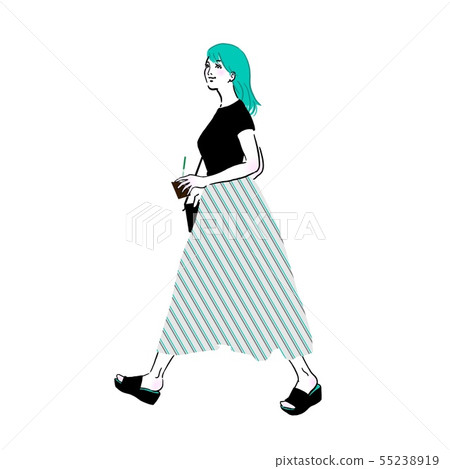 少婦飲用的咖啡在城市 55238919