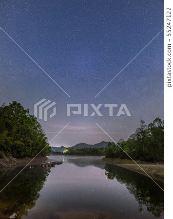 完美的星空！夜晚的淺草寺湖（青野水壩）（兵庫縣三田市加茂市）*作品註釋欄中的拍攝位置 55247122