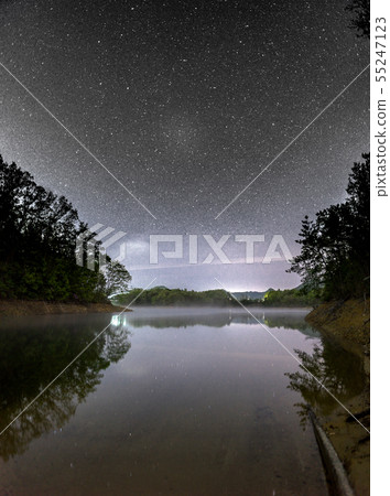 完美的星空！夜晚的淺草寺湖（青野水壩）（兵庫縣三田市加茂市）*作品註釋欄中的拍攝位置 55247123
