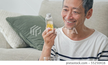 喝補品的男士 55250416