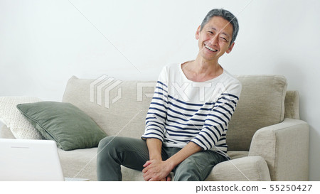 成熟的年齡男人帶著微笑 55250427