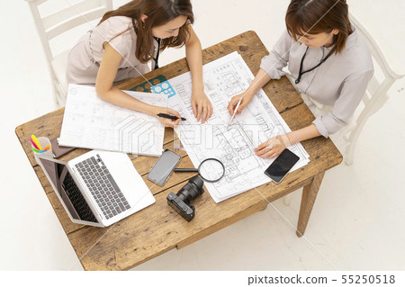 通過公寓的建築工地的實際設計，以一流的建築師為目標從事人力資源開發的職業女性 55250518