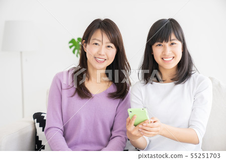 父母和孩子和智能手機 父母和孩子和智能手機 55251703