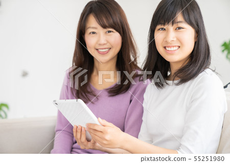 父母和孩子和平板電腦 父母和孩子和平板電腦 55251980