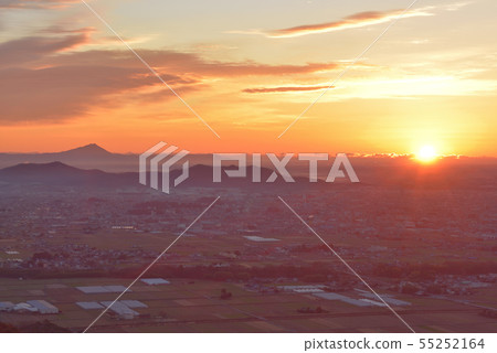 The east side Kanto plain, the sun and the sun rising from the top of the large and small mountain peaks 55252164