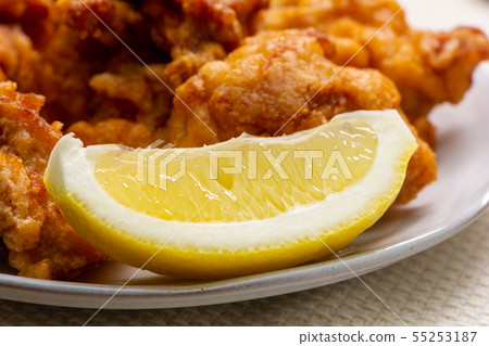 Lemon served with fried chicken. 55253187