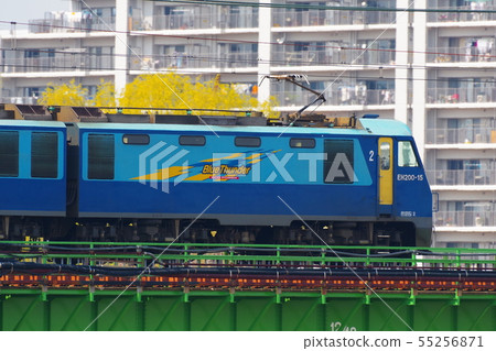 貨運列車通過中央線多摩河大橋 55256871