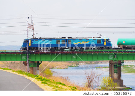 貨運列車通過中央線多摩河大橋 55256872