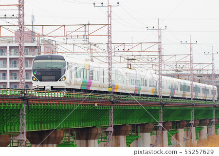 E 257系列經過中央線多摩河大橋 E 257系列經過中央線多摩河大橋 55257629
