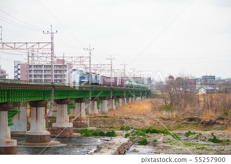 貨運列車通過中央線多摩河大橋 55257900