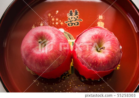 婚禮儀式象徵平平安安的紅色蘋果 55258303