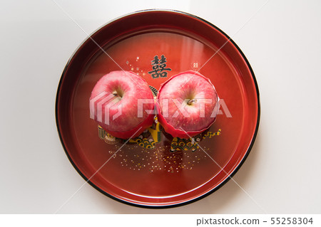 婚禮儀式象徵平平安安的紅色蘋果 婚禮儀式象徵平平安安的紅色蘋果 55258304