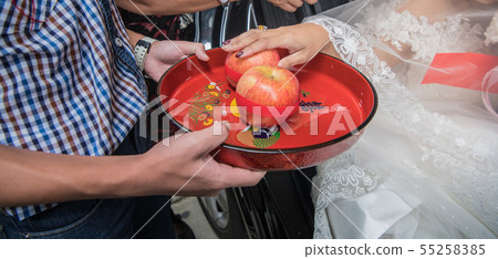 婚禮儀式中端著蘋果的男孩, 象徵平平安安的紅色蘋果 婚禮儀式中端著蘋果的男孩, 象徵平平安安的紅色蘋果 55258385