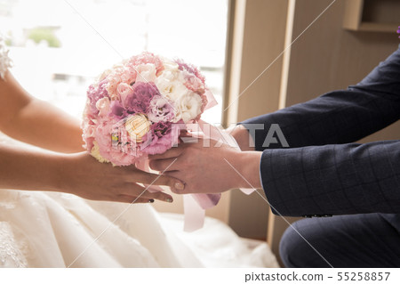 新郎的新女兒的奉獻,婚姻,婚姻,婚禮,求愛,花球,白涼鞋新女兒 新郎的新女兒的奉獻,婚姻,婚姻,婚禮,求愛,花球,白涼鞋新女兒 55258857