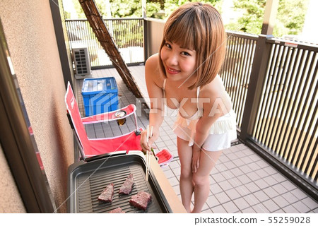 泳裝佩帶的烤肉的兩名婦女在遊廊 55259028