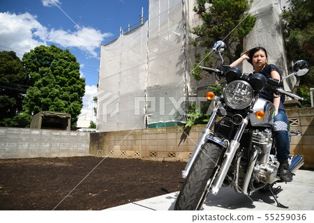 女騎手2跨騎摩托車 55259036