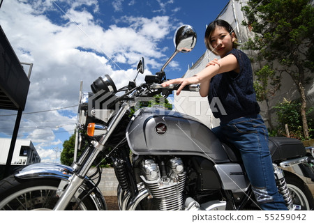 Female rider 1 straddling a motorcycle 55259042