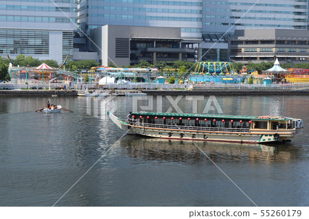 Houseboat passing through the canal in the Minatomirai area 55260179