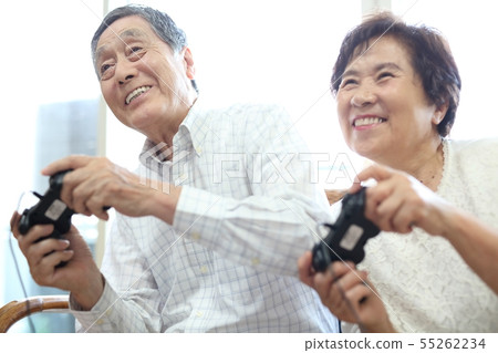 享受電子遊戲的資深圖像 55262234