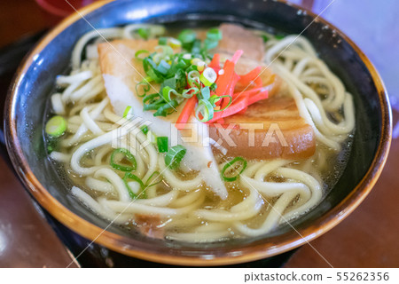 沖繩蕎麥麵(宮古蕎麥麵)配五花肉和魚餅 沖繩蕎麥麵(宮古蕎麥麵)配五花肉和魚餅 55262356