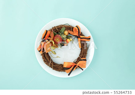 Empty dish with decorative wreath Halloween Empty dish with decorative wreath Halloween 55264733