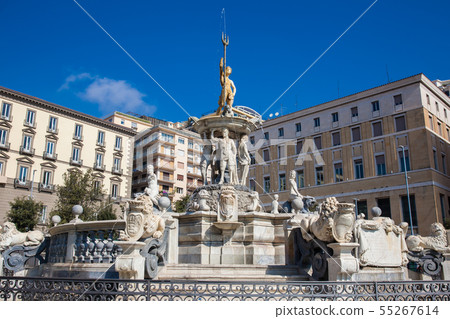 The famous Fountain of Neptune in Naples 55267614